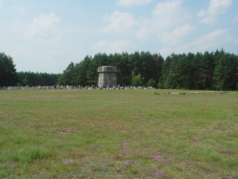 Treblinka Monumen in distance